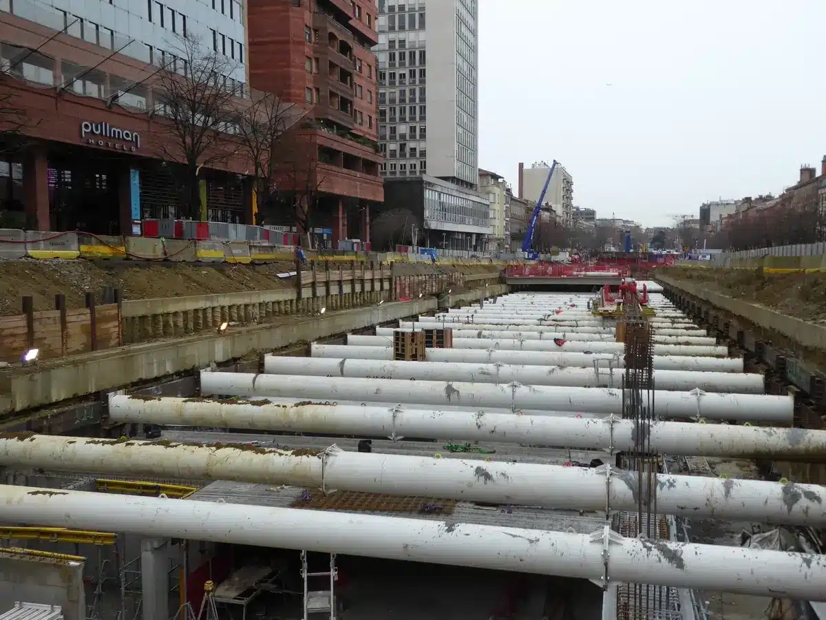 Grands étais blancs sur un chantier de construction souterraine devant l'hôtel Pullman en zone urbaine.